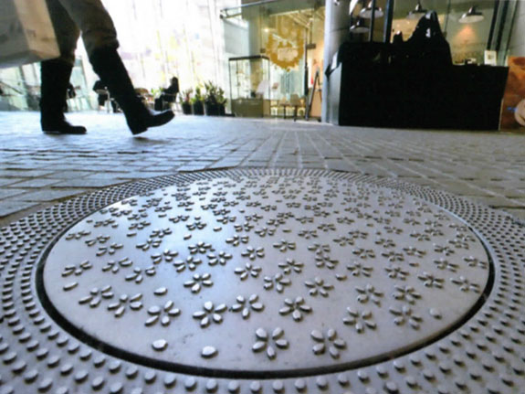 東京駅丸の内口　オアゾデザインマンホール（アルミ鋳物）セラミック系樹脂　2003年
